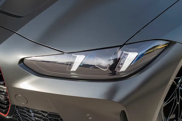 Černé auto v showroomu