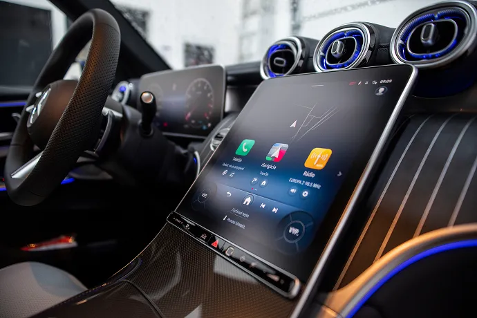 Červené auto v showroomu