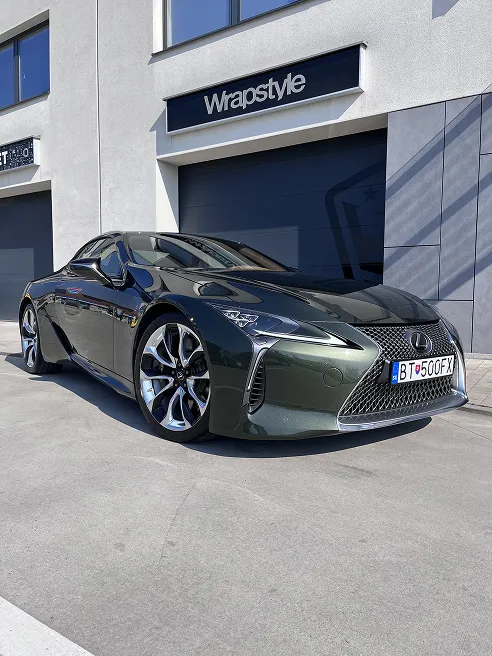 Stříbrné auto v showroomu