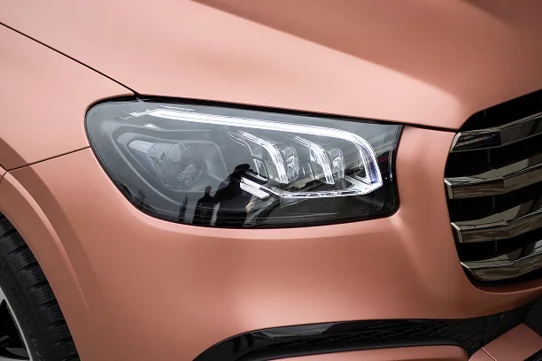Zelené auto v showroomu - Wrapstyle Trenčín
