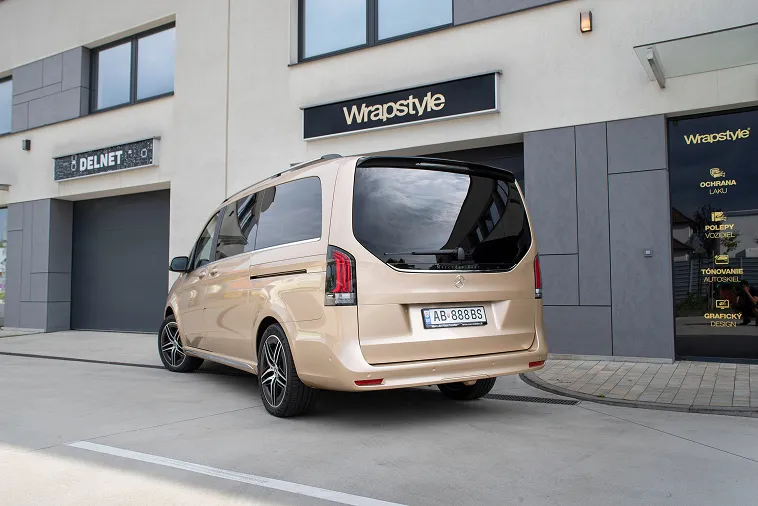 Černé auto v showroomu - Wrapstyle Trenčín