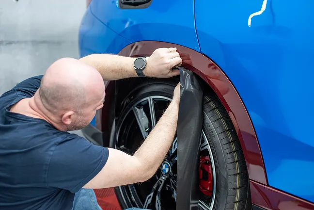 Stříbrné auto v showroomu - Wrapstyle Trenčín