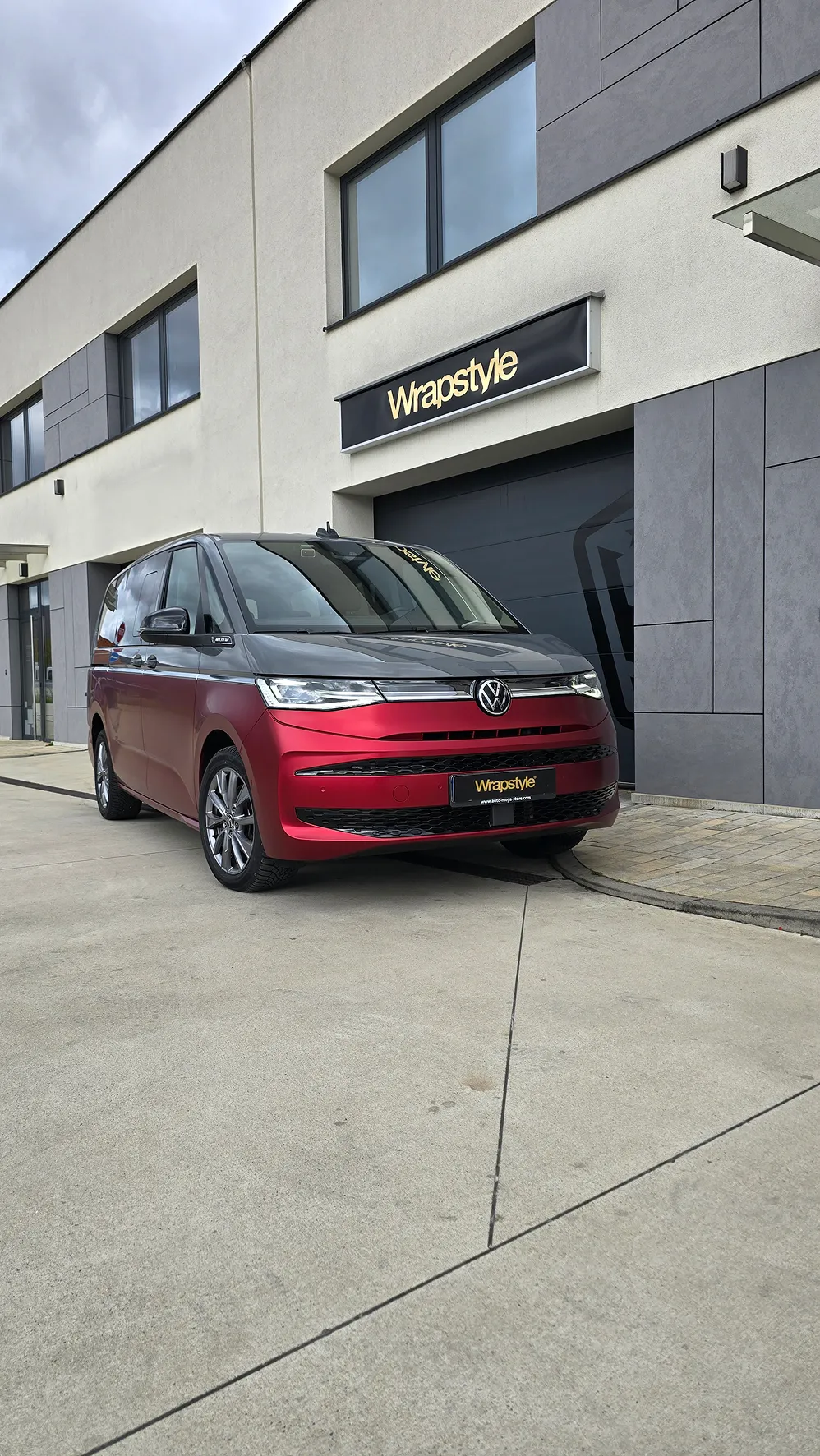 Červené auto v showroomu