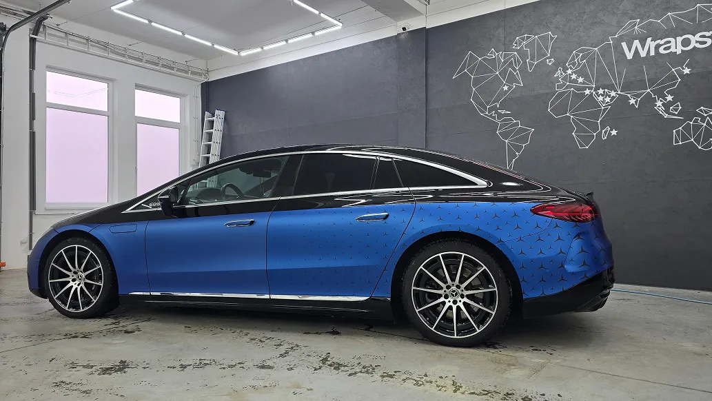 Červené auto v showroomu