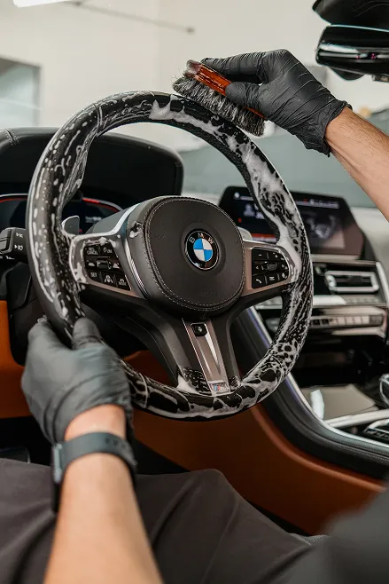 Červené auto v showroomu