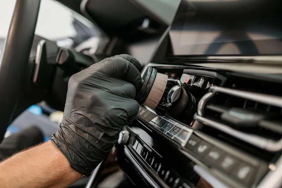 Stříbrné auto v showroomu