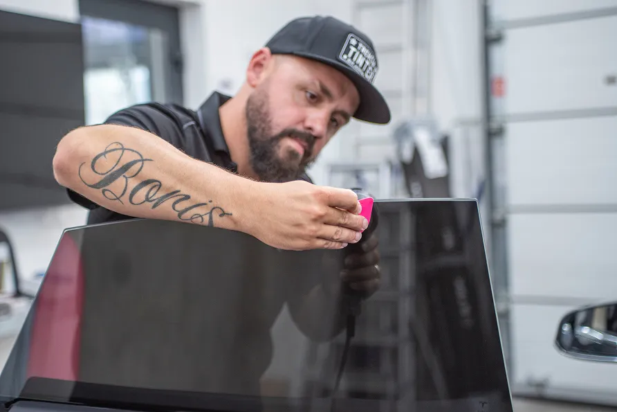 Stříbrné auto v showroomu